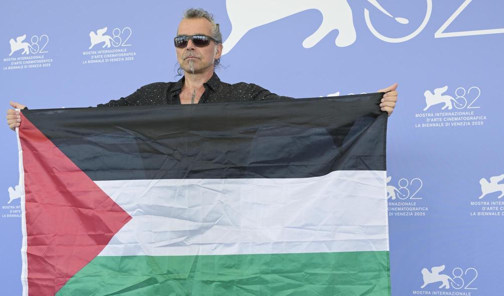 https://www.lanazione.it/image-service/view/acePublic/alias/contentid/NmQ1YWY5OGItNGVkYS00/0/piero-pelu-musica-per-la-palestina-concerto-con-collegamento-alla-flotilla.jpeg?f=1.90:1&w=1200