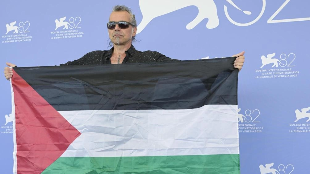 Piero Pelù alla Mostra del cinema di Venezia con la bandiera della Palestina Piero Pelù alla Mostra del cinema di Venezia con la bandiera della Palestina