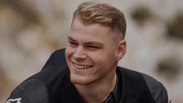 L’ultima tragedia su due ruote . Scontro fatale con un’auto. Lorenzo muore a soli 23 anni