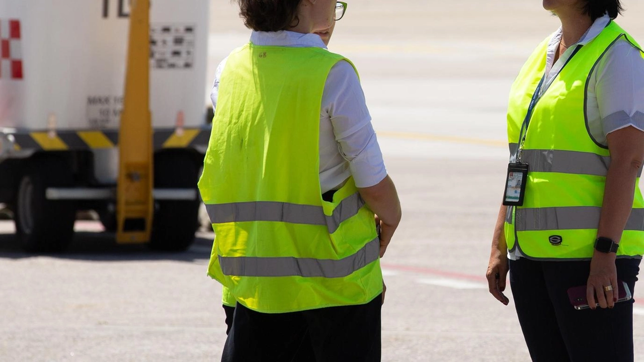 Quattro ore di sciopero, dalle 12 alle 16 di sabato 6 settembre, negli aeroporti di Pisa e Firenze. A... Quattro ore di sciopero, dalle 12 alle 16 di sabato 6 settembre, negli aeroporti di Pisa e Firenze. A...