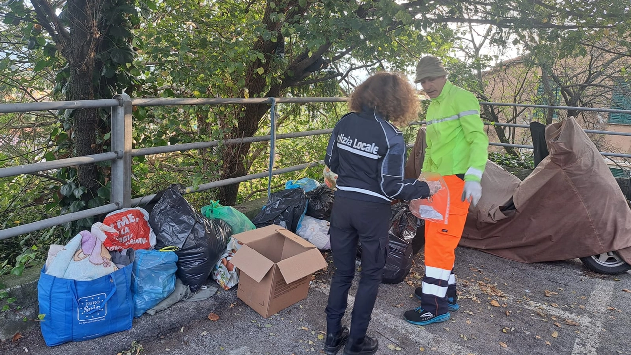 I controlli sui sacchi di rifiuti abbandonati. I responsabili saranno sanzionati I controlli sui sacchi di rifiuti abbandonati. I responsabili saranno sanzionati