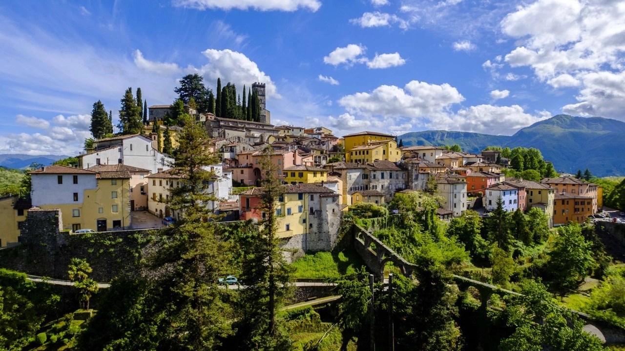 Un borgo storico sdraiato sui monti lungo la Valle del Serchio, antico avamposto mediceo in terra lucchese, luogo di un... Un borgo storico sdraiato sui monti lungo la Valle del Serchio, antico avamposto mediceo in terra lucchese, luogo di un...