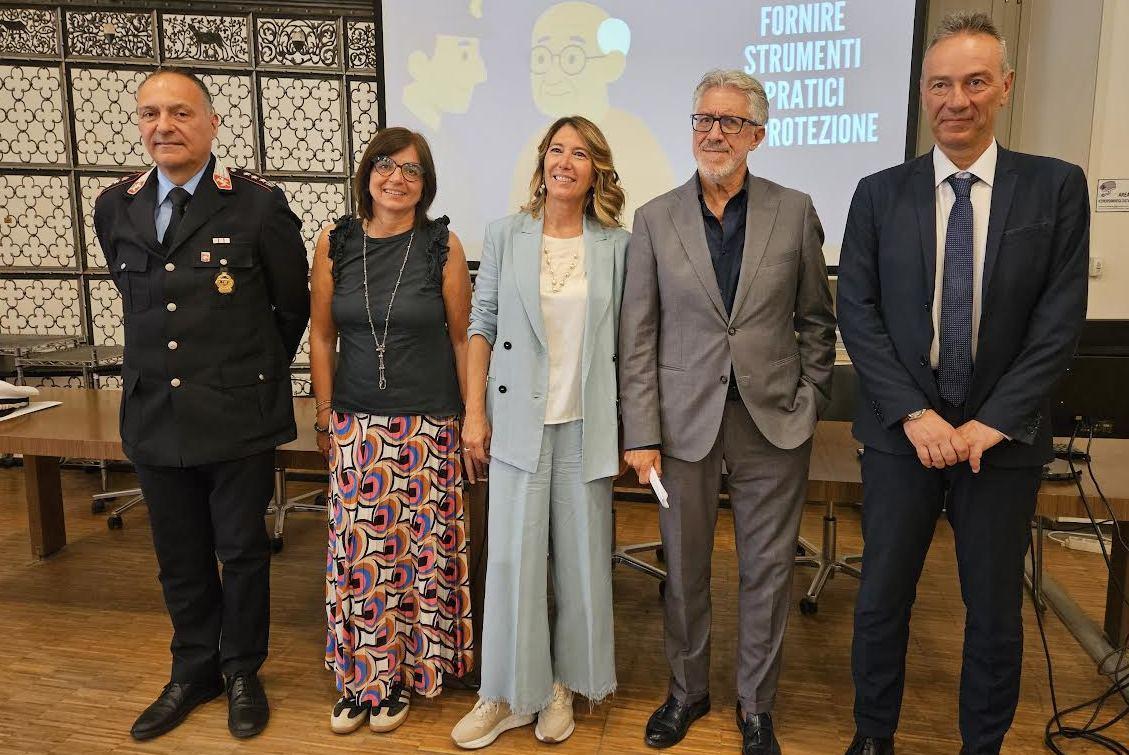 Stop alle truffe contro gli anziani. Al via la campagna ’Siena Sicura’ Stop alle truffe contro gli anziani. Al via la campagna ’Siena Sicura’