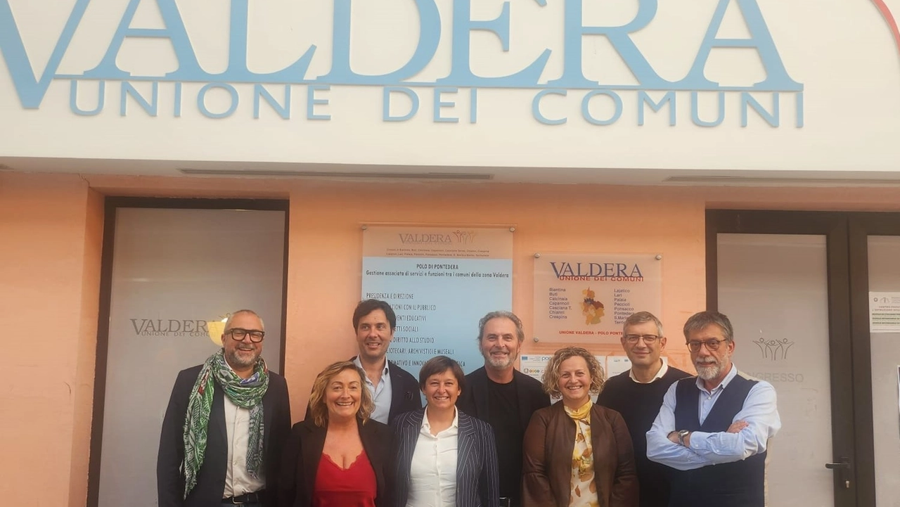 Foto di gruppo Presidente e sindaci dell'Unione Valdera Foto di gruppo Presidente e sindaci dell'Unione Valdera