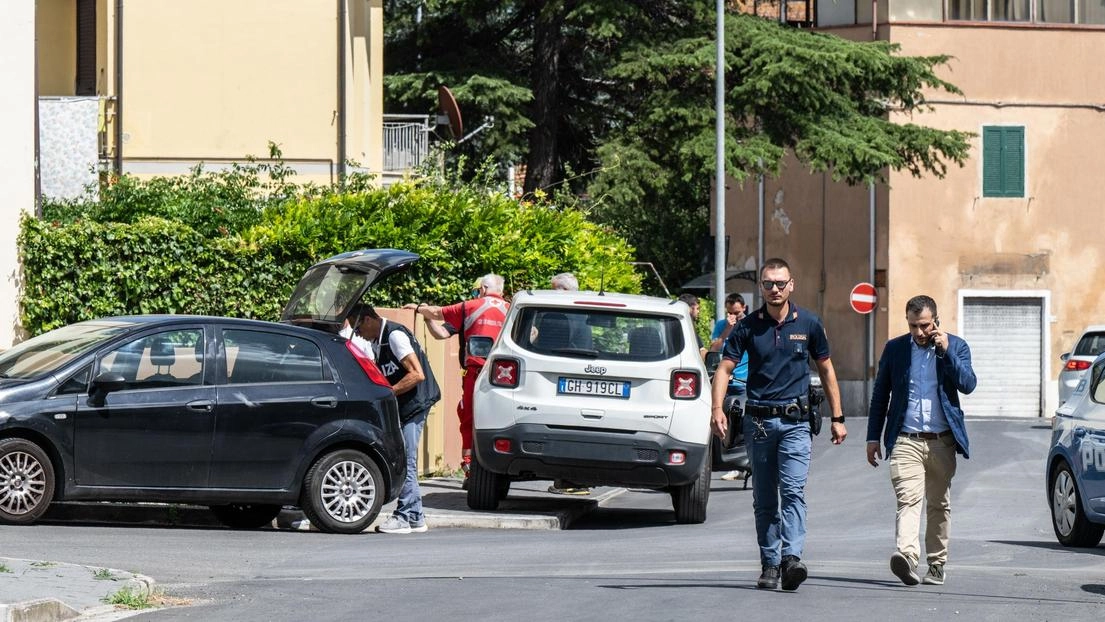 Pisa, l’uomo, una guardia giurata, avrebbe utilizzato la pistola di servizio. La coppia lascia due figli di 20 e 17 anni, fuori casa al momento della tragedia. Pisa, l’uomo, una guardia giurata, avrebbe utilizzato la pistola di servizio. La coppia lascia due figli di 20 e 17 anni, fuori casa al momento della tragedia.