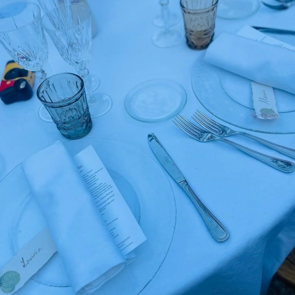 La tavola imbandita per il pranzo di nozze