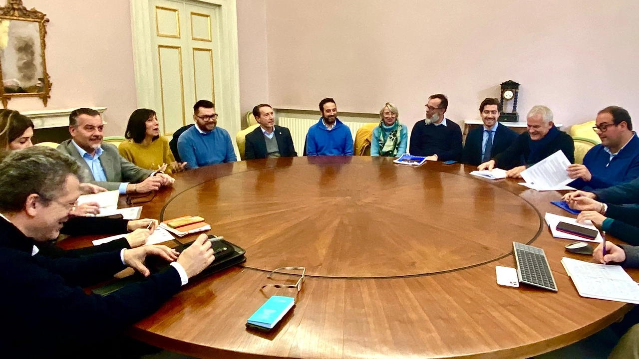 Il tavolo a Palazzo Ducale con tutti i referenti dei Comuni della Piana e Pierucci Il tavolo a Palazzo Ducale con tutti i referenti dei Comuni della Piana e Pierucci