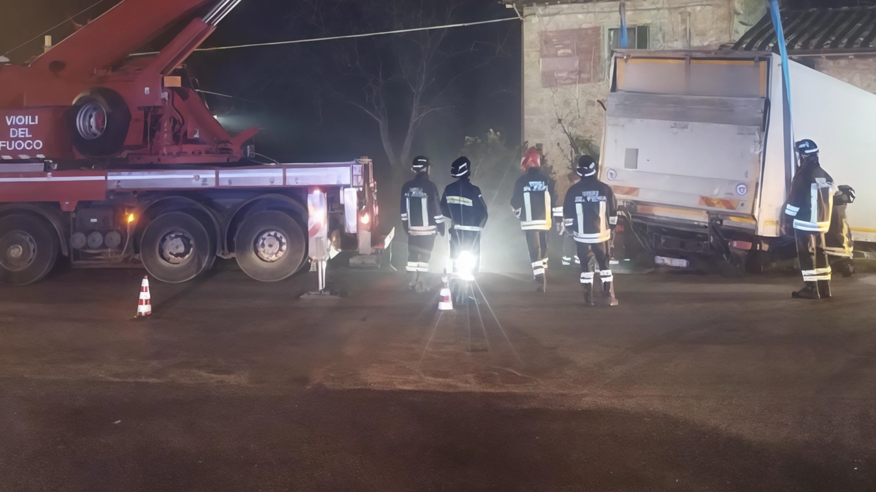 PIEGARO – Intorno alle 5 di ieri mattina un camion è uscito di strada sulla SR 220 Pievaiola, finendo contro... PIEGARO – Intorno alle 5 di ieri mattina un camion è uscito di strada sulla SR 220 Pievaiola, finendo contro...