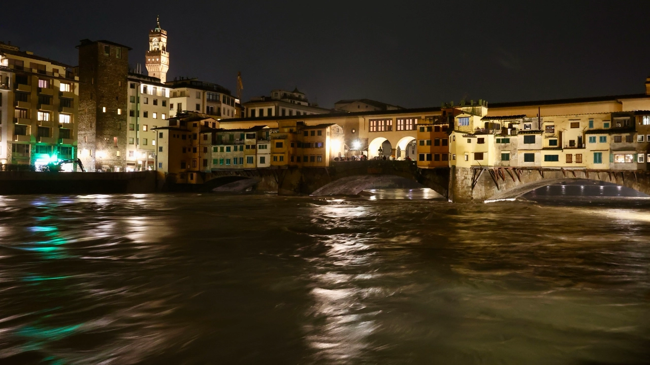 La piena dell'Arno a Firenze (Foto Giuseppe Cabras / New Press Photo)