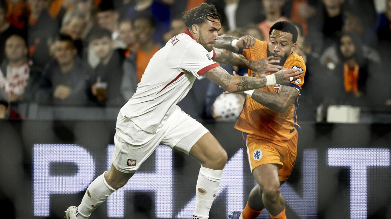 Un duello fra l’aquilotto Wisniewski e Depay durante Olanda-Polonia (foto Ansa) Un duello fra l’aquilotto Wisniewski e Depay durante Olanda-Polonia (foto Ansa)