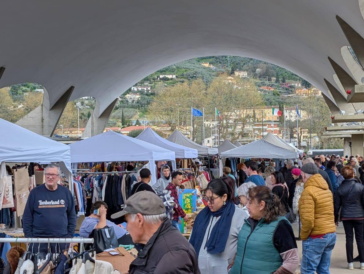 https://www.lanazione.it/image-service/view/acePublic/alias/contentid/NmQxM2IzNjMtZTA5NS00/0/liniziativa-allex-mercato-dei-fiori-riparte-pescia-vintagemania-un-tuffo-allindietro-negli-anni-70.jpeg