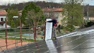 Lavori in corso sul tetto del teatro Andrea Camilleri a Santa Fiora per installare i pannelli fotovoltaici