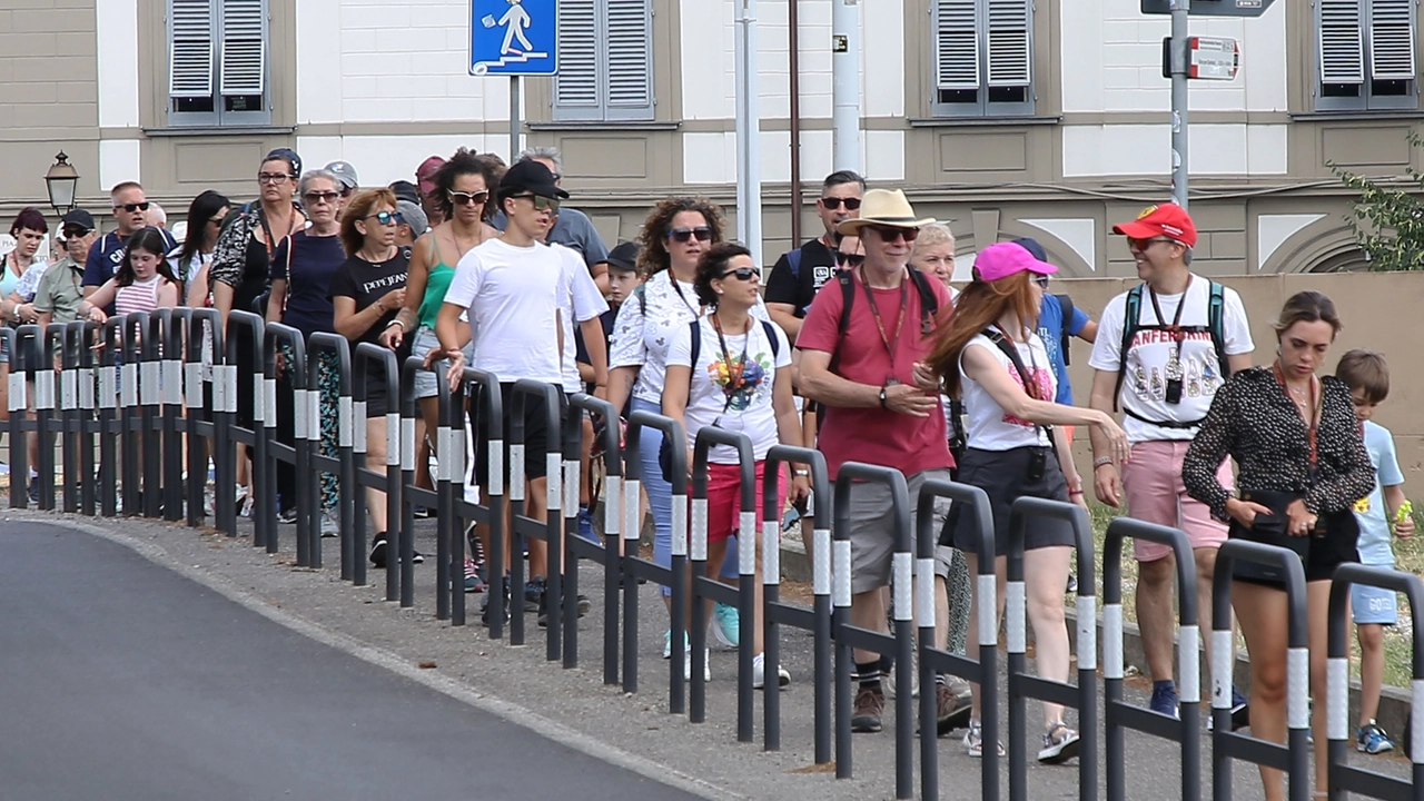 Centinaia di turisti e fiorentini in attesa dei bus sostitutivi di fronte alla fermata Porta al Prato della tramvia