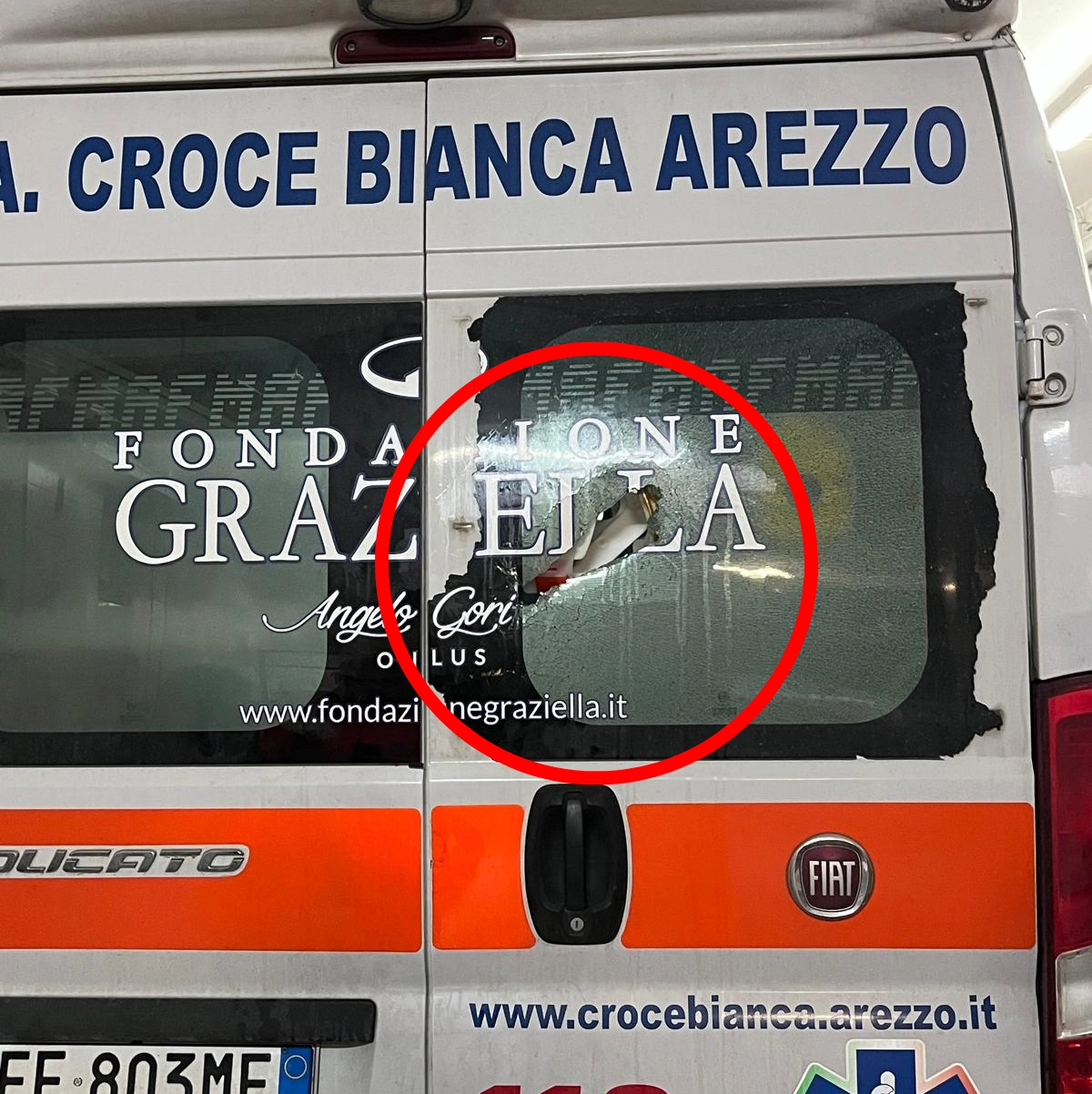 I danni al vetro posteriore dell'ambulanza della Croce Bianca di Arezzo