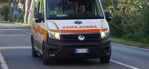 https://www.lanazione.it/image-service/view/acePublic/alias/contentid/NmQxNzUzNDEtMjNmOC00/0/ambulanza-della-misericordia-in-una-foto-di-repertorio.jpeg