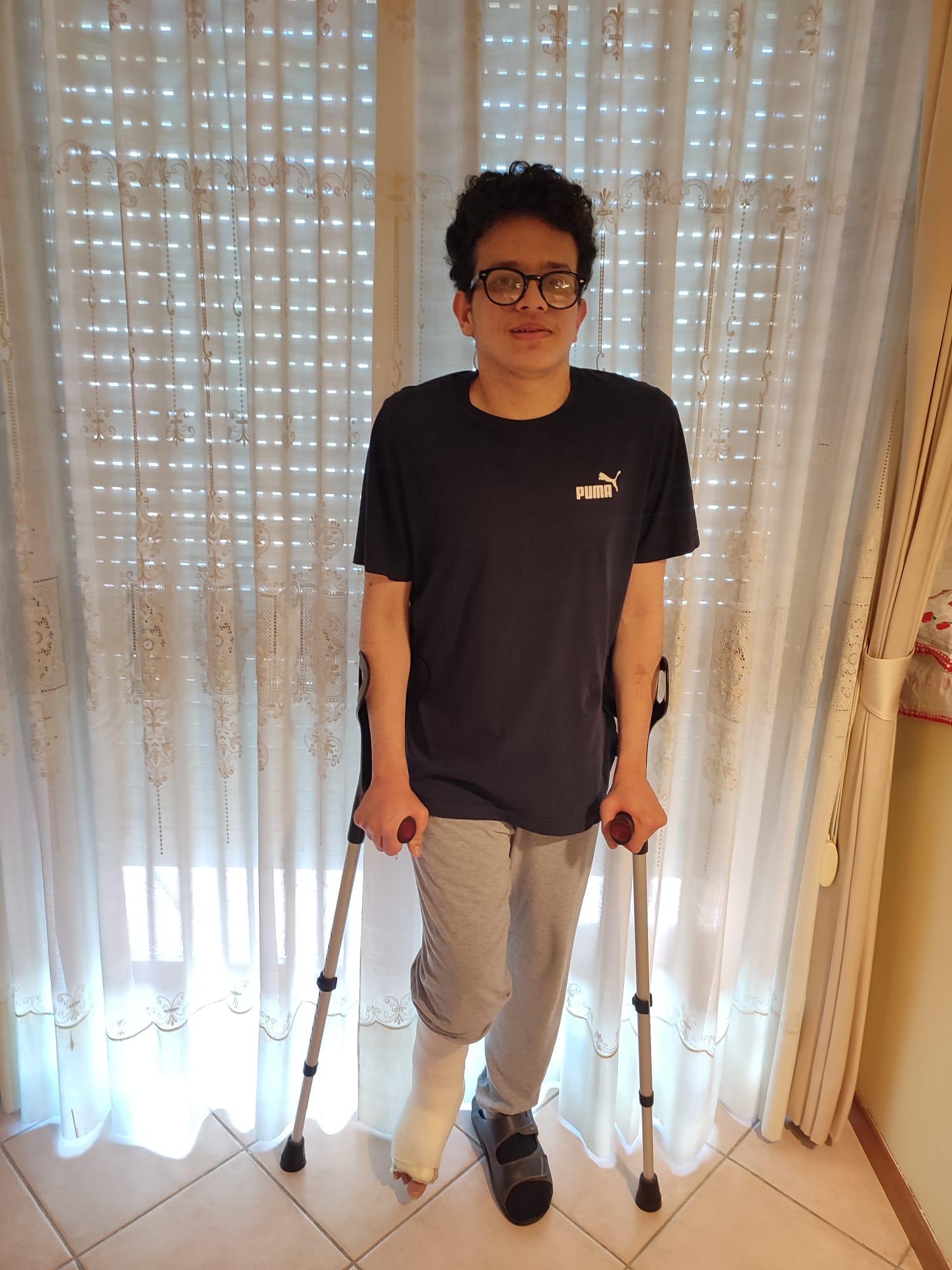17 anni e ossa come vetro. Gara di solidarietà per Giovanni. L’intervento chirurgico è costoso