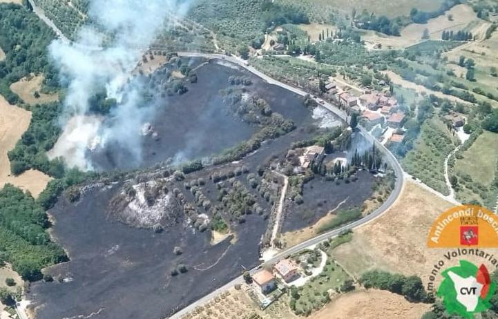 Incendi in Toscana, un lunedì difficile: diversi roghi, bruciano boschi di pregio Incendi in Toscana, un lunedì difficile: diversi roghi, bruciano boschi di pregio