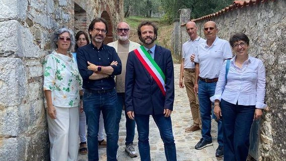 Il tour istituzionale ha fatto tappa nelle quattro località dove i ‘lastri’ sono stati rinnovati, nella foto la sosta a Partigliano