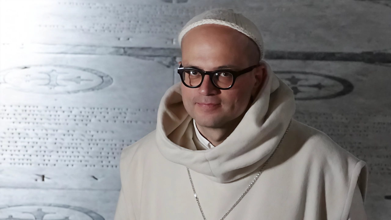 In alto, padre Bernardo Gianni, abate di San Miniato al Monte. Sopra la folla in piazza In alto, padre Bernardo Gianni, abate di San Miniato al Monte. Sopra la folla in piazza