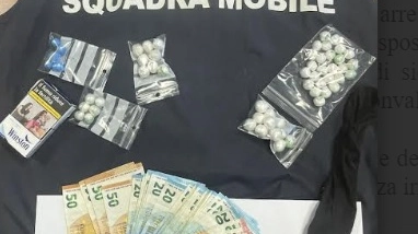 Droga e denaro rinvenuti Droga e denaro rinvenuti