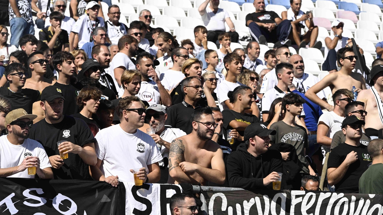 Nutrita la partecipazione dei sostenitori spezzini allo stadio di Reggio Emilia Nutrita la partecipazione dei sostenitori spezzini allo stadio di Reggio Emilia