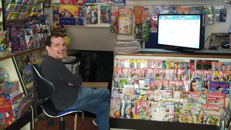 Michele Lucello riapre la sua edicola grazie a un progetto che ha mobilitato un paese