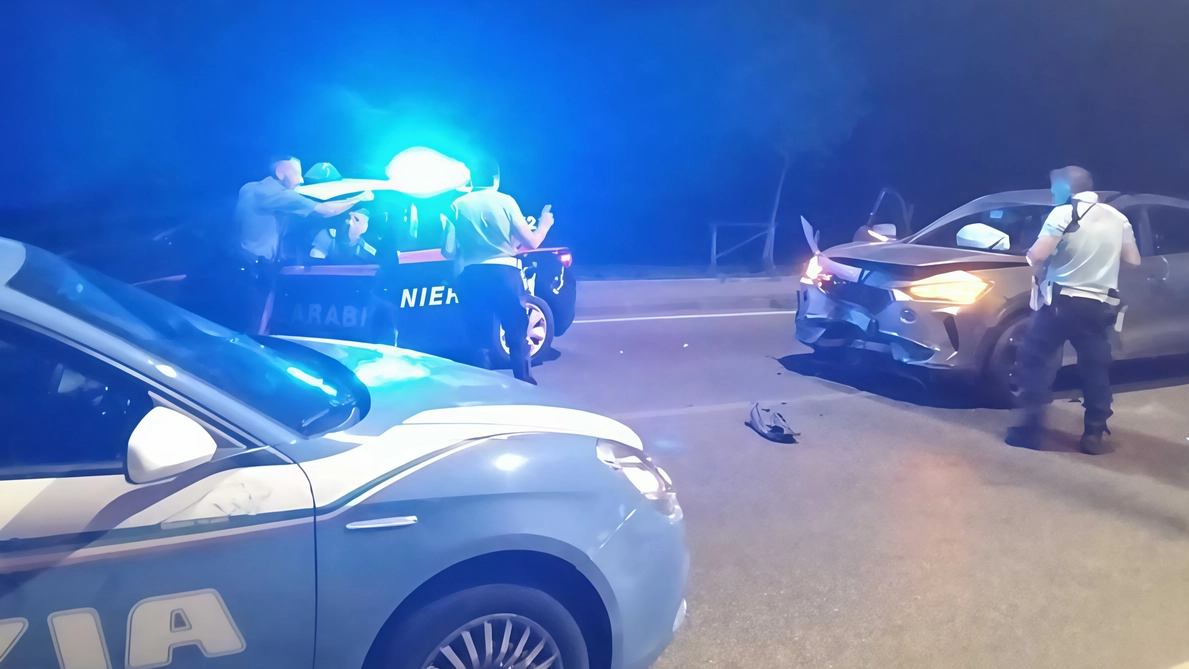 Nel mirino una Cupra con targa clonata già segnalata per furti, fuggita all’alt dei carabinieri a Tassignano. La fuga è terminata vicino al San Luca contro un’altra auto. In manette due malviventi di 42 e 31 anni. Nel mirino una Cupra con targa clonata già segnalata per furti, fuggita all’alt dei carabinieri a Tassignano. La fuga è terminata vicino al San Luca contro un’altra auto. In manette due malviventi di 42 e 31 anni.