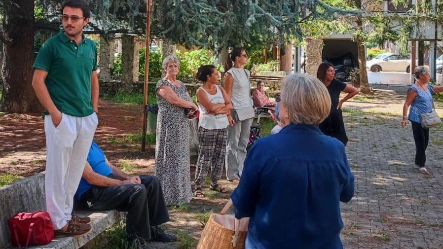L’assemblea di sabato mattina al quartiere della Trinità convocata dopo la pericolosa caduta di un ramo nell’area verde L’assemblea di sabato mattina al quartiere della Trinità convocata dopo la pericolosa caduta di un ramo nell’area verde