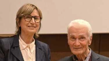 La consegna del premio a Petri La consegna del premio a Petri