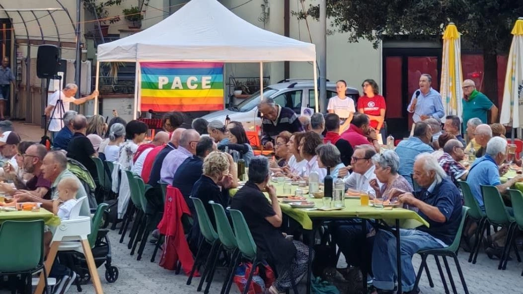 Circolo e Anpi hanno apparecchiato per 170 persone Circolo e Anpi hanno apparecchiato per 170 persone