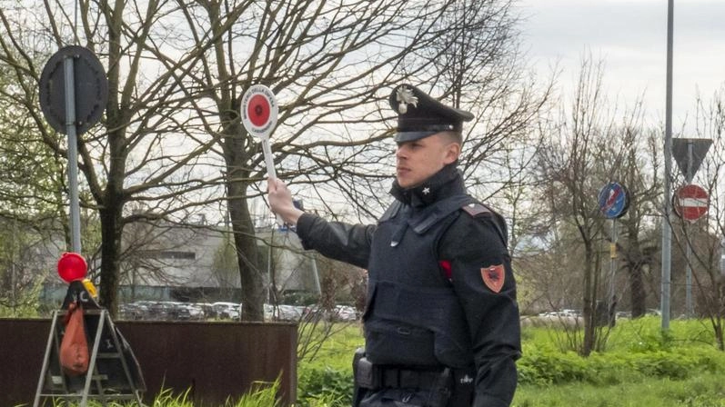 Durante la perquisizione è stata trovata anche. una radio ricetrasmittente, utilizzata per intercettare le comunicazioni delle forze dell’ordine