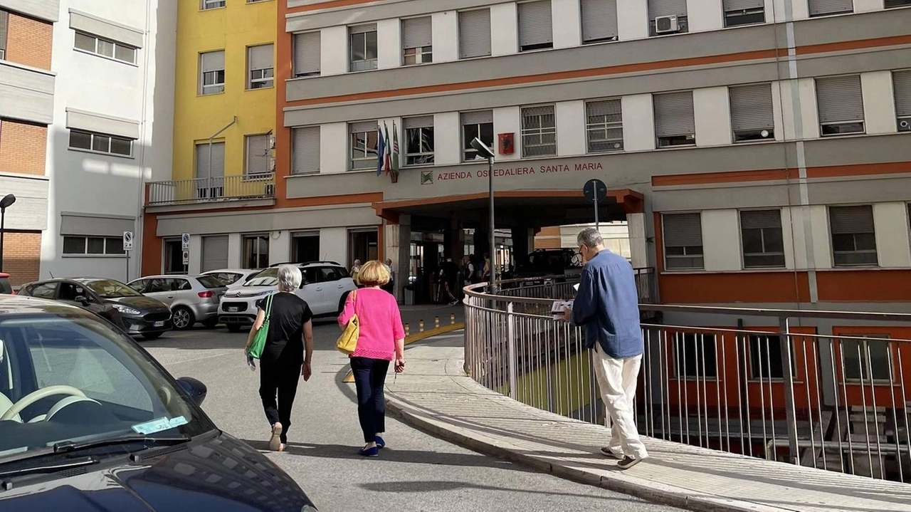 L’ingresso dell’ospedale di Terni L’ingresso dell’ospedale di Terni