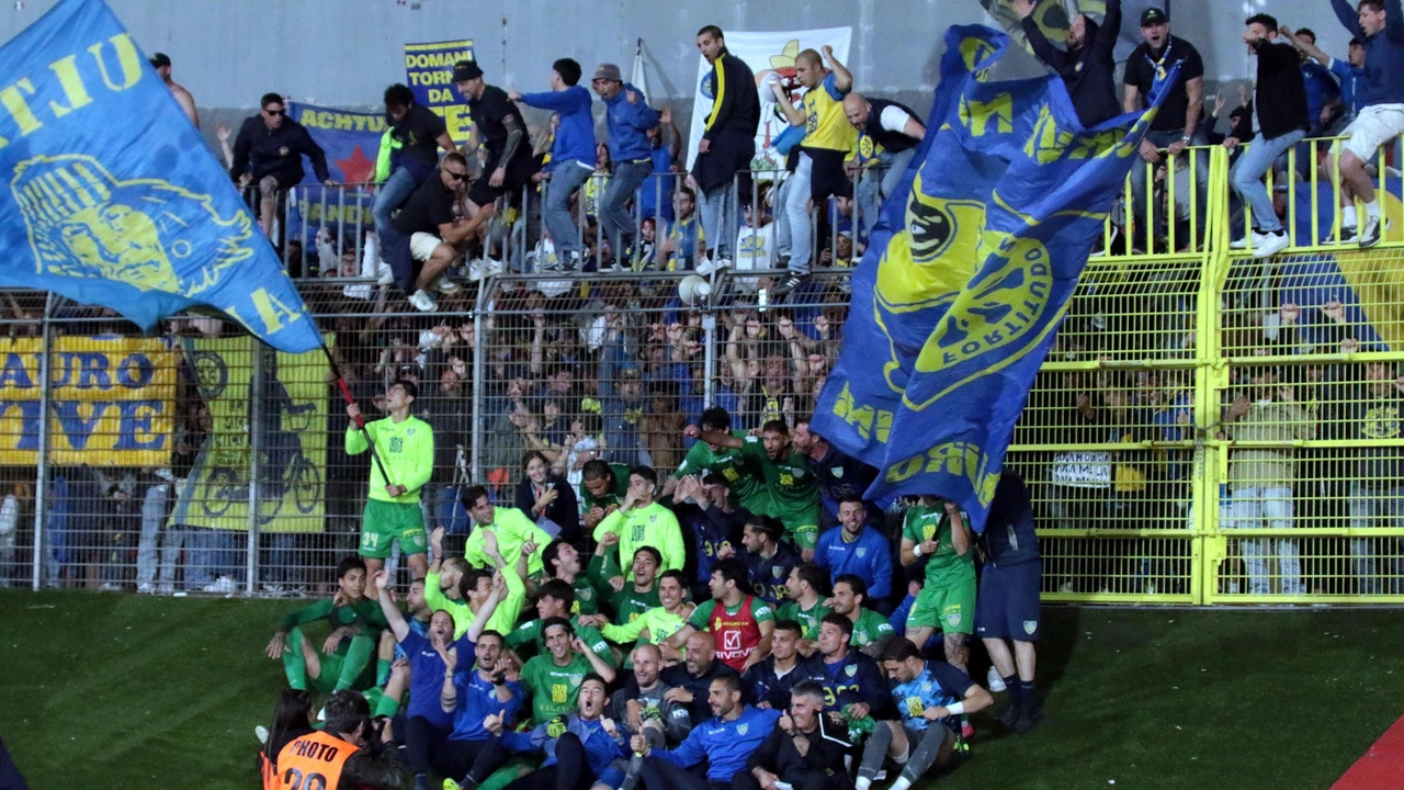 E’ ancora fresco il ricordo della festa salvezza della Carrarese tra i tifosi azzurri E’ ancora fresco il ricordo della festa salvezza della Carrarese tra i tifosi azzurri