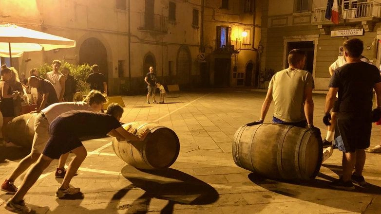 Quattro giorni di festa a Manciano per il «Palio delle Botti» tra i sei rioni del paese. Domani di scena la sfida tra le donne, sabato quella tra gli uomini Quattro giorni di festa a Manciano per il «Palio delle Botti» tra i sei rioni del paese. Domani di scena la sfida tra le donne, sabato quella tra gli uomini