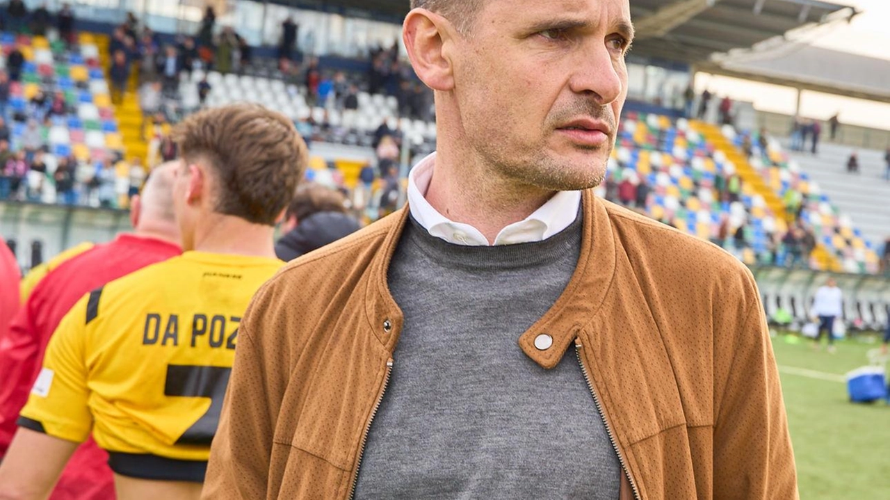 Alessandro Birindelli, ex calciatore della Juventus, guiderà la Pianese in Serie C dopo la separazione da Formisano. Alessandro Birindelli, ex calciatore della Juventus, guiderà la Pianese in Serie C dopo la separazione da Formisano.