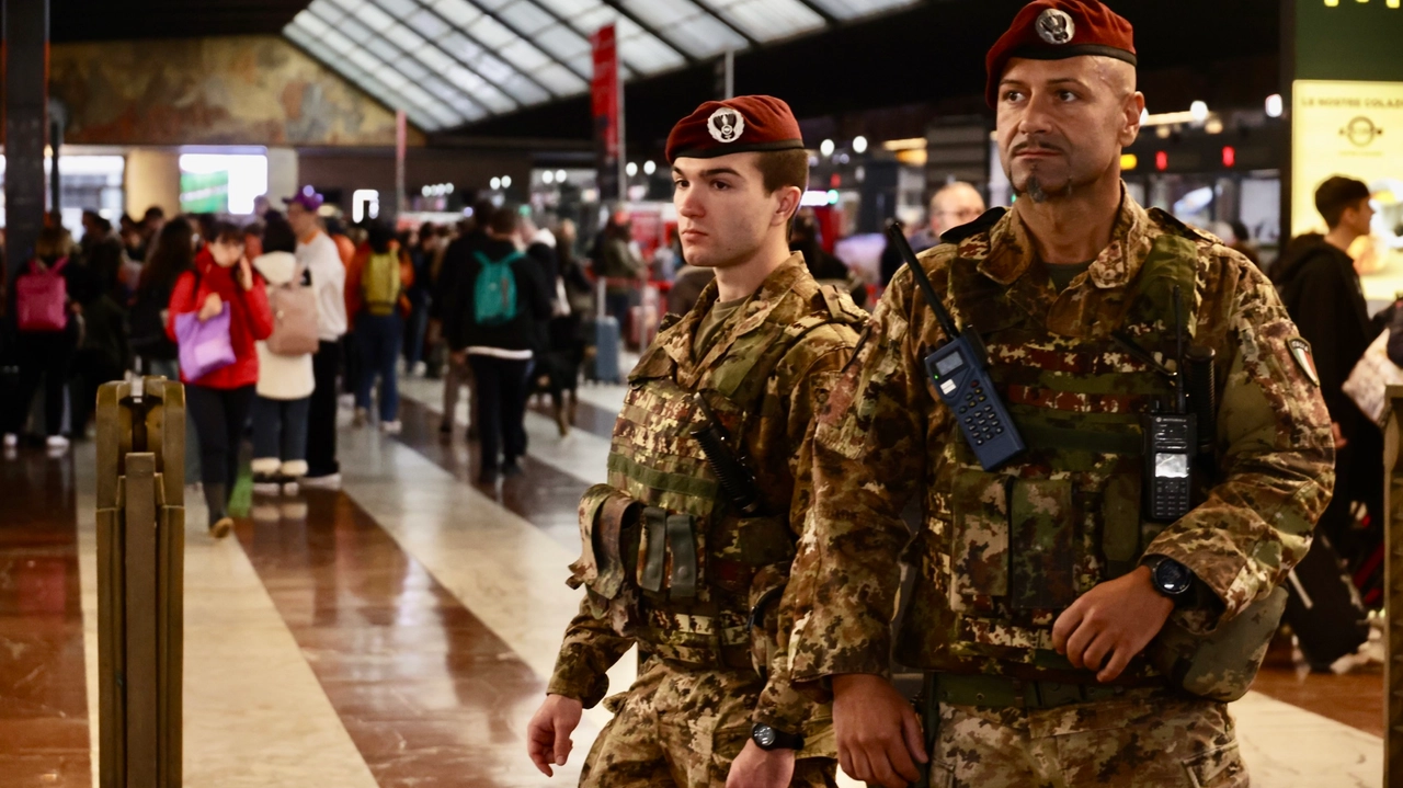 Il presidio dei militari alla stazione centrale. Lo steward si è rivolto a loro per chiedere aiuto Il presidio dei militari alla stazione centrale. Lo steward si è rivolto a loro per chiedere aiuto