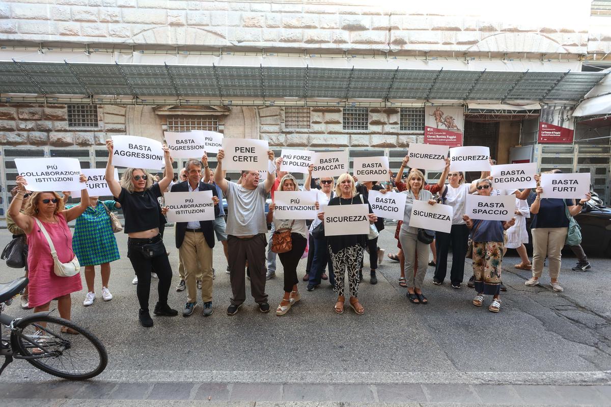 Firenze, un’altra notte di spaccate: i cittadini dicono basta Firenze, un’altra notte di spaccate: i cittadini dicono basta