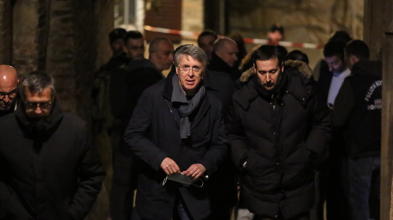 Il procuratore Raffaele Cantone sul luogo dove il ragazzo è stato ritrovato senza vita Il procuratore Raffaele Cantone sul luogo dove il ragazzo è stato ritrovato senza vita