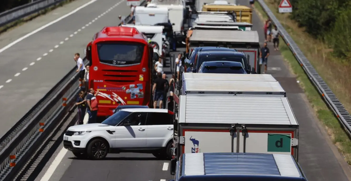 Autocisterna si ribalta sulla A12. Carburante disperso in autostrada. Chilometri di coda e traffico in tilt