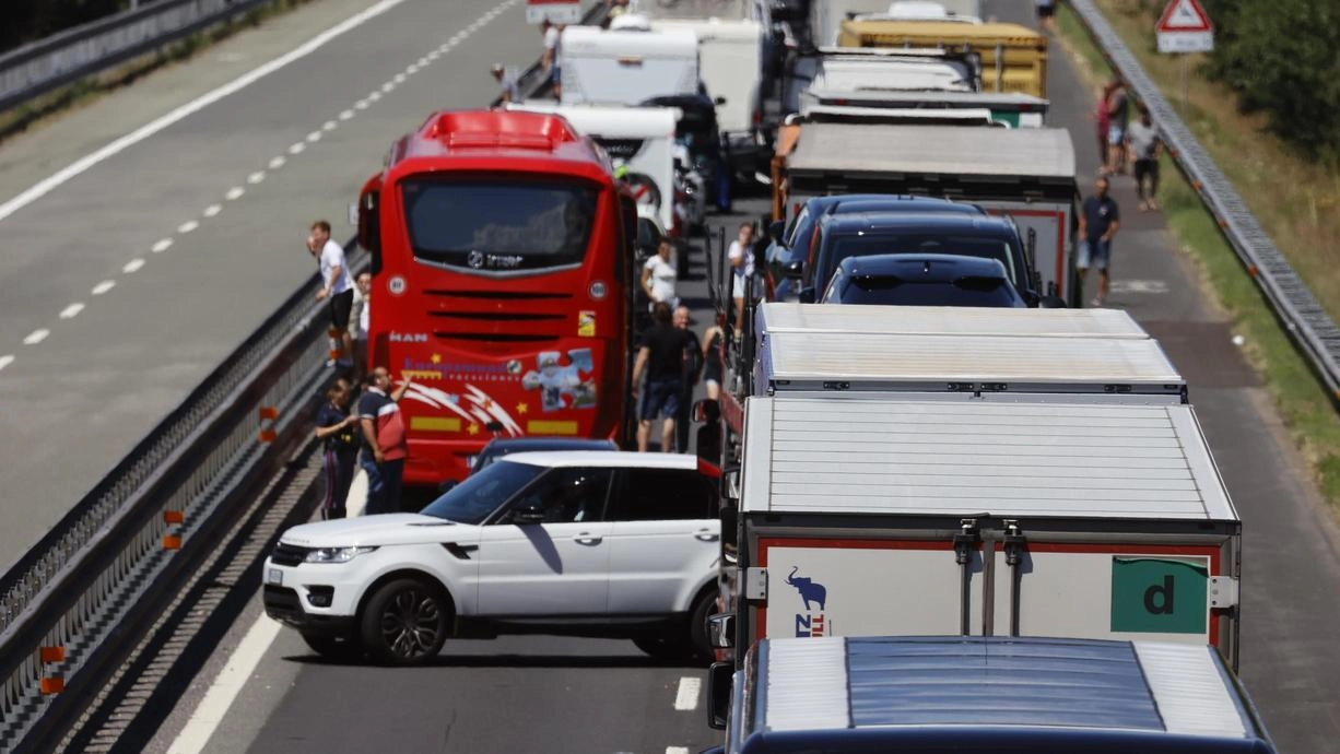 Autocisterna si ribalta sulla A12. Carburante disperso in autostrada. Chilometri di coda e traffico in tilt