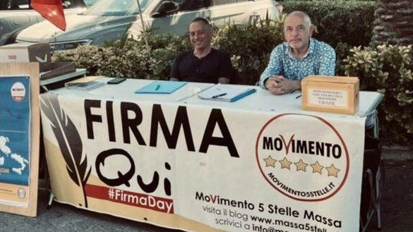Il Movimento 5 Stelle di Massa promuove tre importanti raccolte firme: abrogazione dell'Autonomia differenziata, salario minimo a 9 euro e aumento delle spiagge pubbliche locali. Appuntamento stasera al Pontile di Marina di Massa per sostenere le iniziative. Il Movimento 5 Stelle di Massa promuove tre importanti raccolte firme: abrogazione dell'Autonomia differenziata, salario minimo a 9 euro e aumento delle spiagge pubbliche locali. Appuntamento stasera al Pontile di Marina di Massa per sostenere le iniziative.