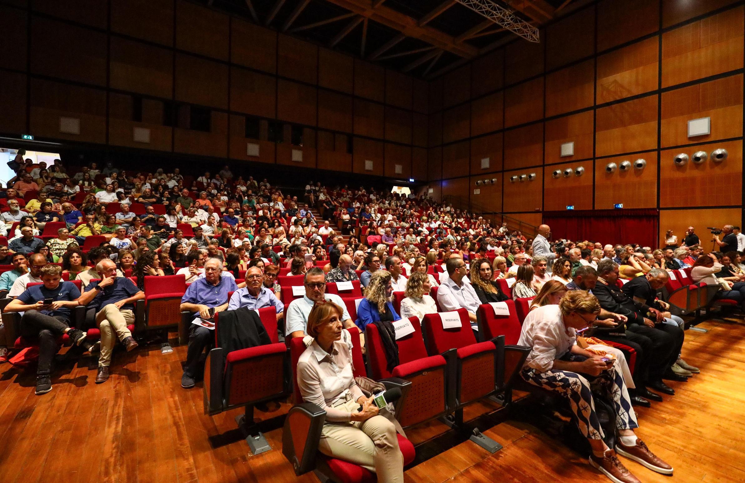 Declassamento del teatro. Infuria la battaglia politica Declassamento del teatro. Infuria la battaglia politica