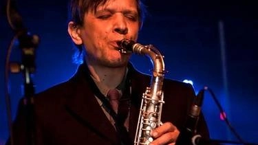 È morto il musicista, sassofonista, flautista e compositore friulano Bruno Romani. Friulano, ma lucchese d’adozione da oltre vent’anni, è scomparso... È morto il musicista, sassofonista, flautista e compositore friulano Bruno Romani. Friulano, ma lucchese d’adozione da oltre vent’anni, è scomparso...
