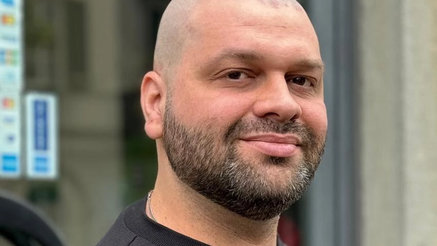 La paninoteca "Bono Bao" a Lucca, punto di riferimento notturno da oltre dieci anni, si trova ora a un bivio a causa dei nuovi orari imposti dall'amministrazione cittadina. Il titolare esprime preoccupazione per la perdita di clienti e dipendenti. La paninoteca "Bono Bao" a Lucca, punto di riferimento notturno da oltre dieci anni, si trova ora a un bivio a causa dei nuovi orari imposti dall'amministrazione cittadina. Il titolare esprime preoccupazione per la perdita di clienti e dipendenti.