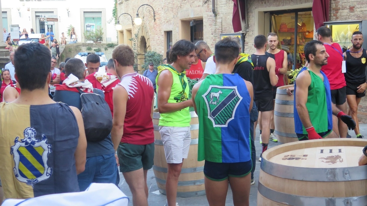 Un momento del Bravìo delle botti, la grande tradizione a Montepulciano Un momento del Bravìo delle botti, la grande tradizione a Montepulciano
