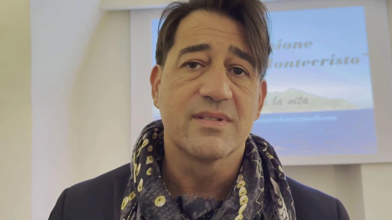 Davide Pecorelli, il 49enne rinchiuso da maggio in Albania; sopra il ministro Tajani