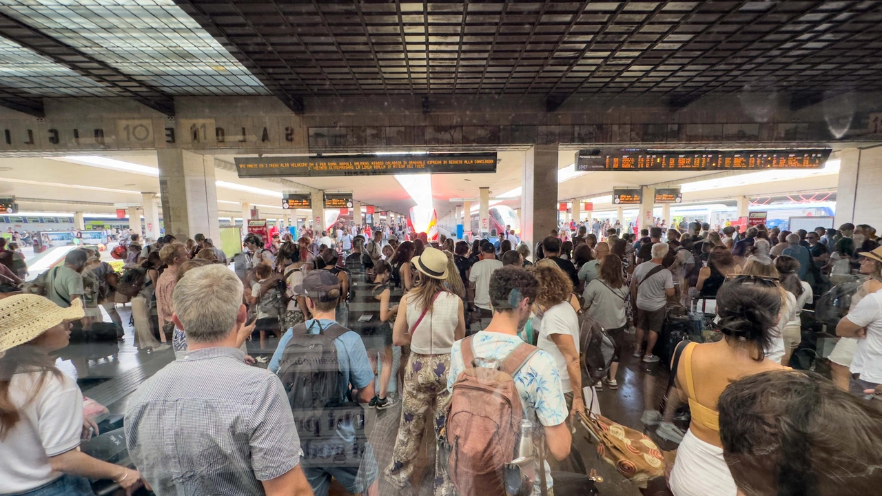 Viaggiatori alla stazione di Santa Maria Novella (foto di repertorio)