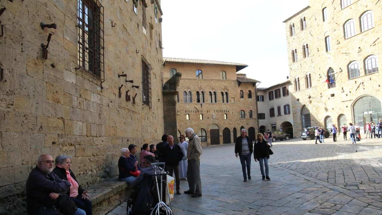 I residenti a Volterra sono scesi, nel corso del 2024, di 80 unità. Un saldo negativo che continua a evidenziare lo spopolamento a cui sta andando incontro Volterra (foto d’archivio di piazza dei Priori I residenti a Volterra sono scesi, nel corso del 2024, di 80 unità. Un saldo negativo che continua a evidenziare lo spopolamento a cui sta andando incontro Volterra (foto d’archivio di piazza dei Priori