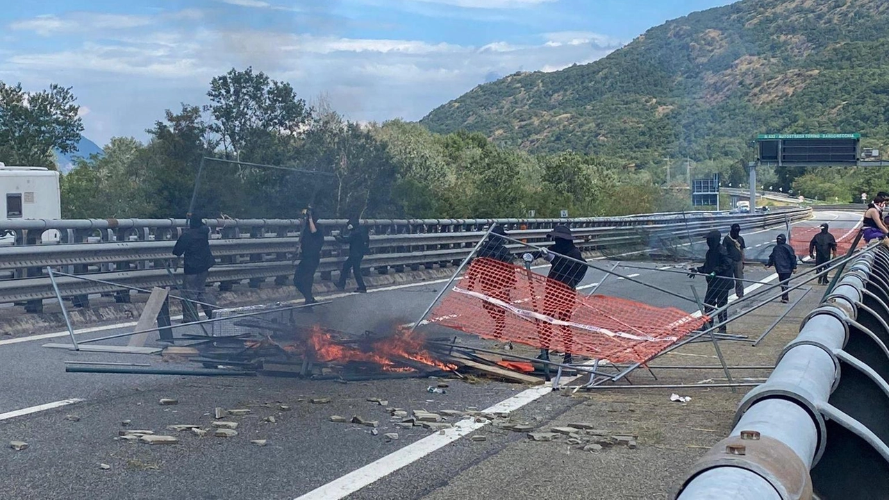 Piantedosi, 'isolare estremismo, saranno tutti identificati' Piantedosi, 'isolare estremismo, saranno tutti identificati'