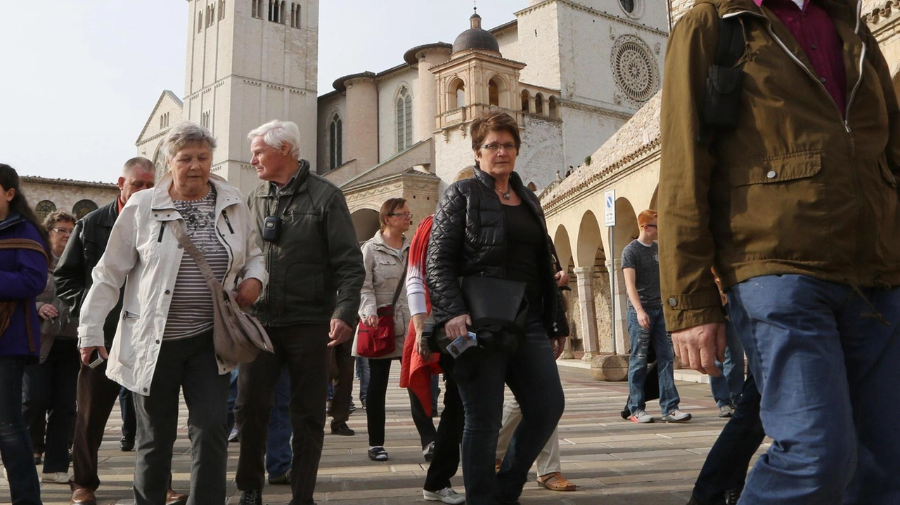 Turisti e pellegrini da tutto il mondo affollano il sagrato della Basilica di Assisi nonostante il rinvio della canonizzazione di Carlo Acutis